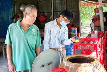 Nhân viên y tế đến tuyên truyền, hướng dẫn người dân thực hiện các biện pháp phòng bệnh SXH ở xã Hòa Mỹ, huyện Phụng Hiệp.