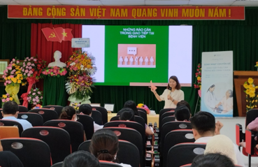 ThS. Nguyễn Thị Kim Ngọc, Giám đốc điều hành Trung tâm sức khỏe Thân Tâm Kiện An  trong buổi tập huấn.