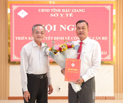 Ông Nguyễn Thanh Giang, Phó Giám đốc phụ trách Sở Y tế tỉnh, trao quyết định bổ nhiệm cho ông Đinh Văn Độc Lập.