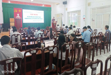 BSCK2. Lê Văn Chúc, Phó Giám đốc Trung tâm Kiểm soát bệnh tật tỉnh hướng dẫn tại lớp tập huấn.