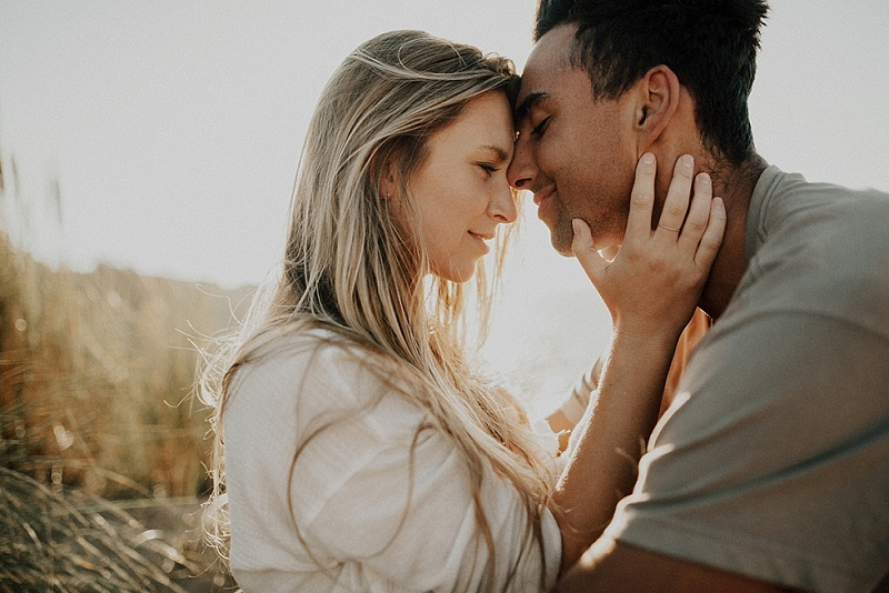 Hôn nhẹ lên mắt