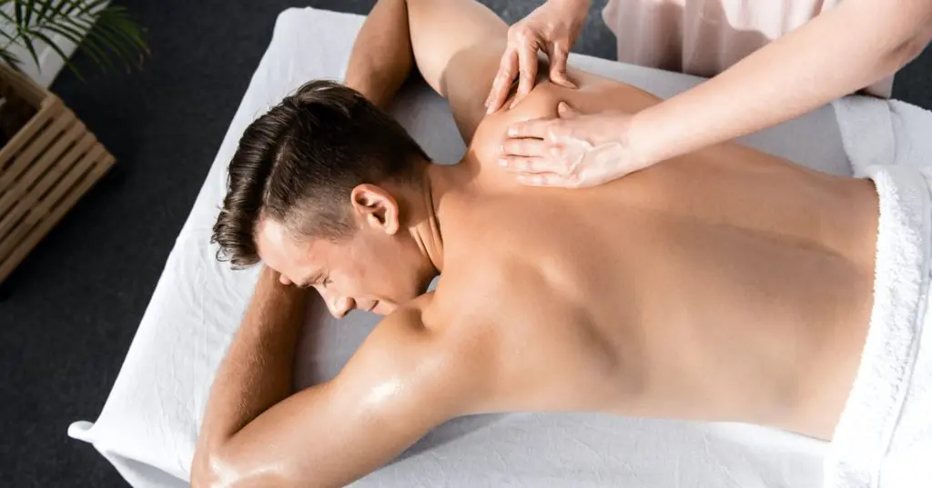Massage bờ vai cho chồng