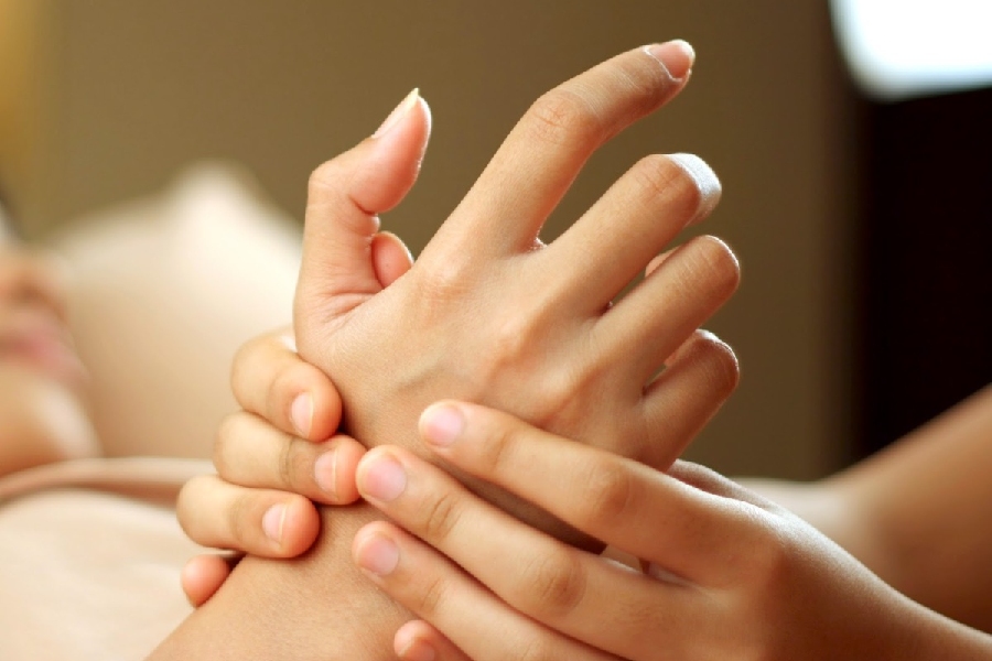 Xoa bóp bàn tay khi quan hệ