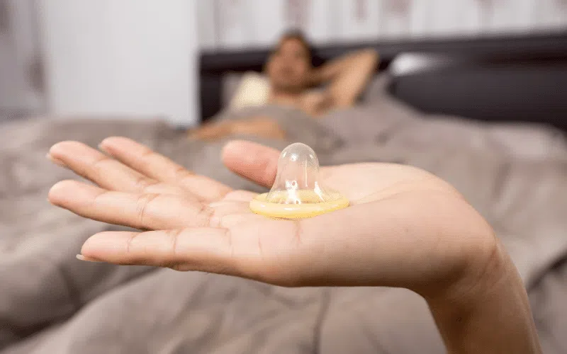 Các bước đeo bao cao su cho nam