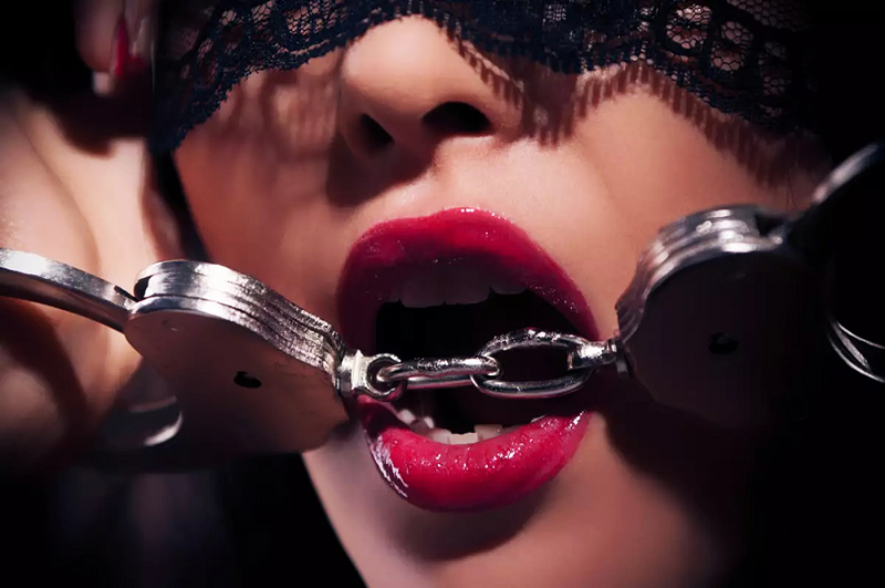 Trói còng tay trong BDSM