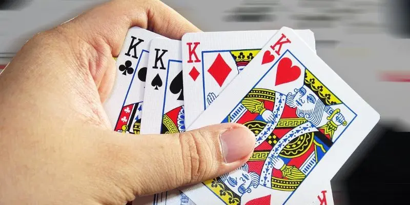 Tứ Quý Có Chặt Được 4 Đôi Thông? Luật, Chiến Thuật Và Ví Dụ Thực Tế