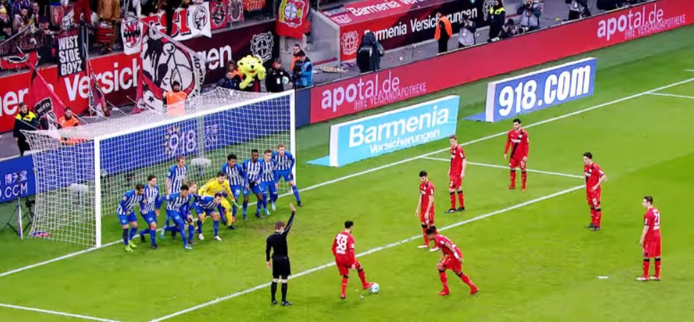 Luật đá phạt gián tiếp trong bóng đá hiện đại