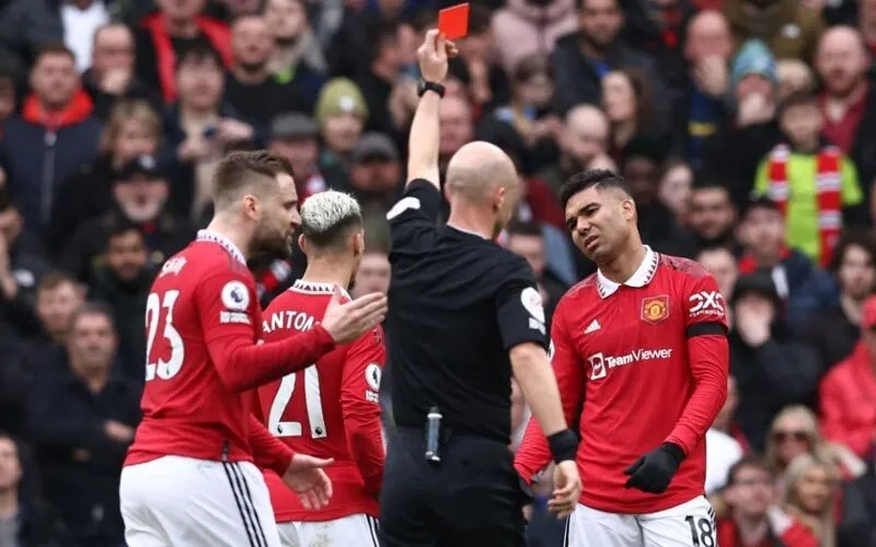 Thẻ đỏ trong bóng đá là gì? - Thông Tin Bóng Đá