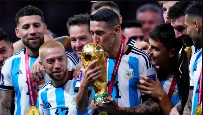 Di Maria ăn mừng chức vô địch World Cup 2022