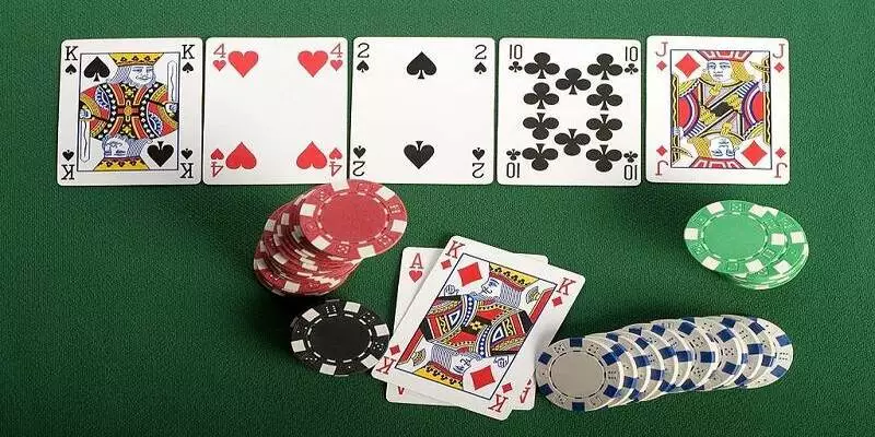 Cách sử dụng tứ quý để đánh bại đối thủ cầm bài mạnh