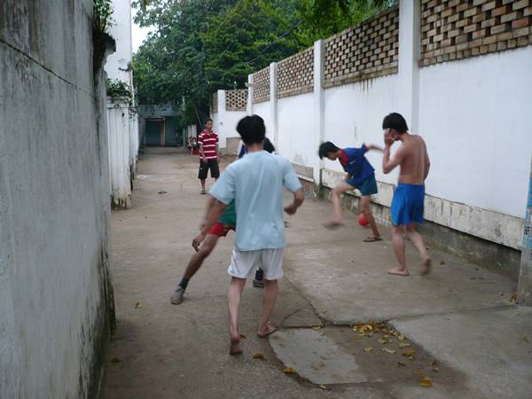 Bóng đá đường phố là gì? Các kỹ thuật bóng đá phổ biến