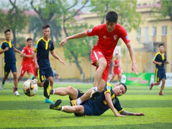 Đá thòng là gì? Kinh nghiệm đá thòng trên sân phủi