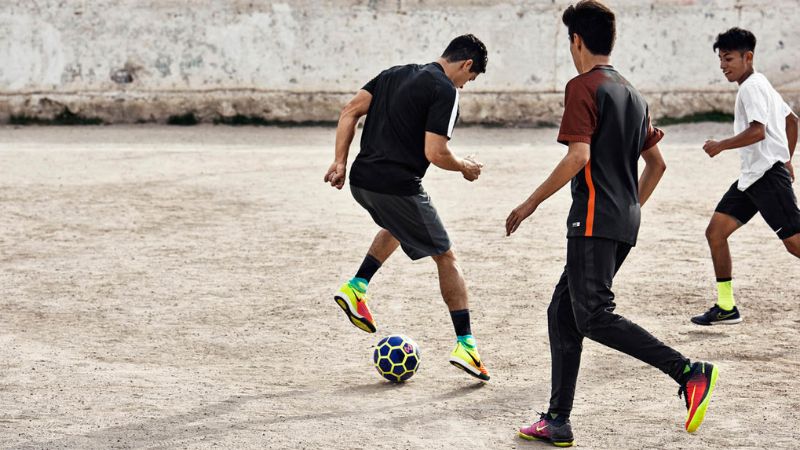 Kỹ Thuật Rê Bóng: Nâng Tầm Kỹ Năng Qua Người Hiệu Quả - Sân Vận Động Gò Đậu