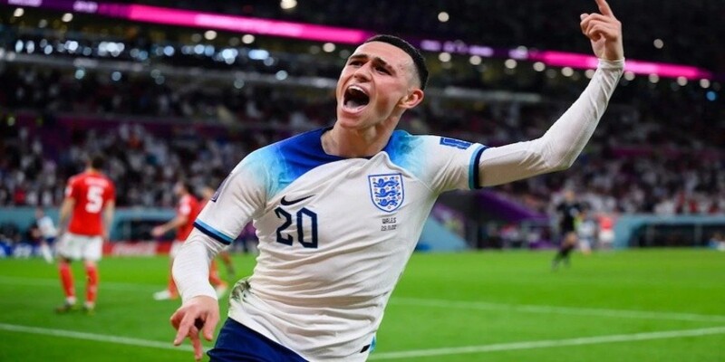 Phil Foden thi đấu cho đội tuyển Anh
