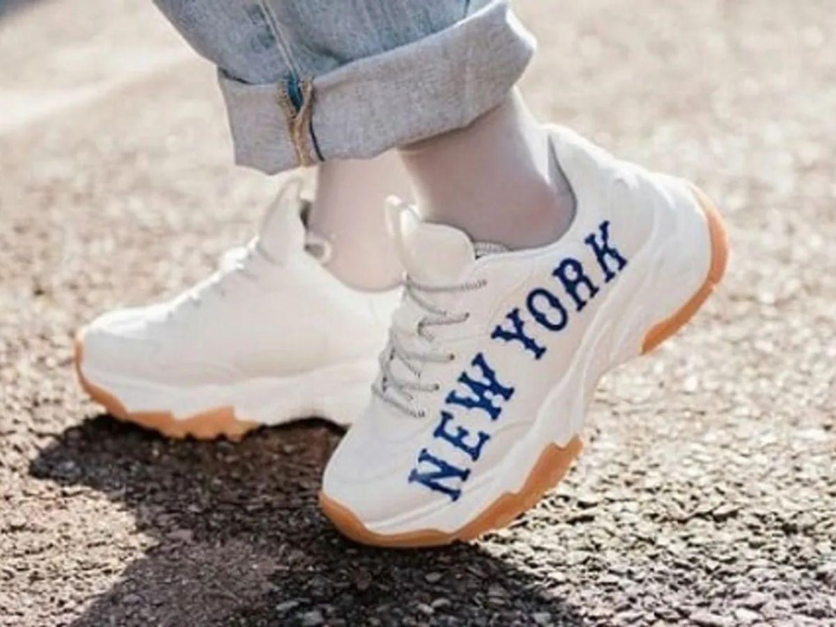So sánh giày thi đấu chuyên nghiệp và giày thời trang sneaker